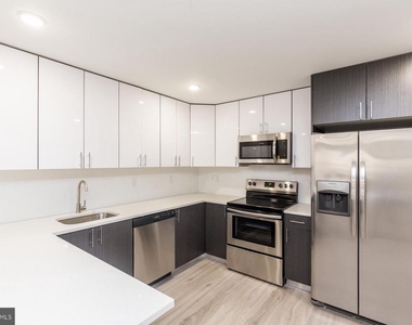 1724 N Marshall Street - Photo Thumbnail 3