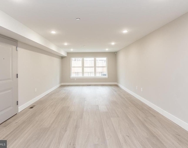 1724 N Marshall Street - Photo Thumbnail 4