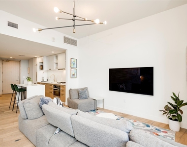 70 Rainey St - Photo Thumbnail 2