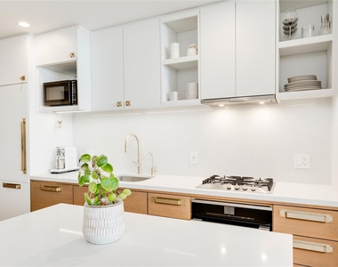 70 Rainey St - Photo Thumbnail 5