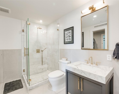 70 Rainey St - Photo Thumbnail 8