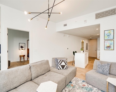 70 Rainey St - Photo Thumbnail 4