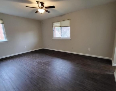 1006 Worthington Drive - Photo Thumbnail 13