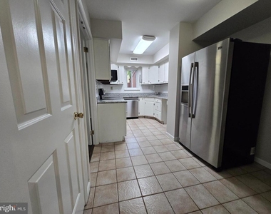 1006 Worthington Drive - Photo Thumbnail 8