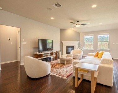 1301 Rimstone Dr - Photo Thumbnail 6