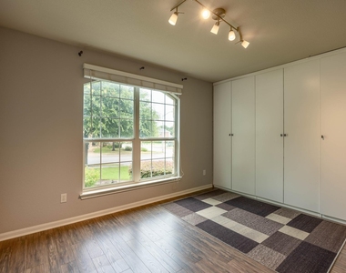 1301 Rimstone Dr - Photo Thumbnail 12