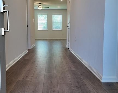 1812 Lorant Ln - Photo Thumbnail 3