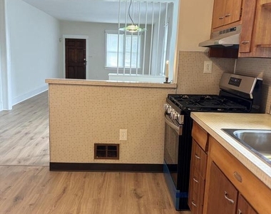 130 Poplar Street - Photo Thumbnail 7