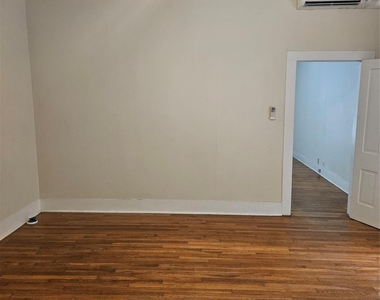 704 W 22nd St - Photo Thumbnail 2