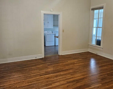 704 W 22nd St - Photo Thumbnail 3