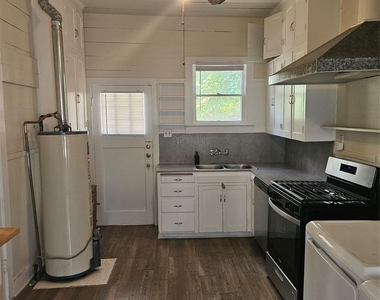 704 W 22nd St - Photo Thumbnail 1