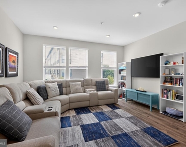 2554 Nicholson Street - Photo Thumbnail 3