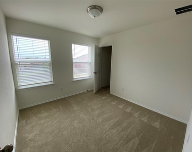 1313 Arbor Acres Loop - Photo Thumbnail 7