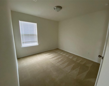 1313 Arbor Acres Loop - Photo Thumbnail 10