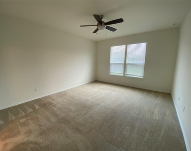 1313 Arbor Acres Loop - Photo Thumbnail 4
