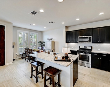 6814 E Riverside Dr - Photo Thumbnail 5