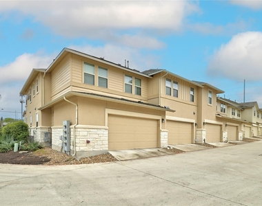 6814 E Riverside Dr - Photo Thumbnail 2