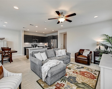 6814 E Riverside Dr - Photo Thumbnail 4