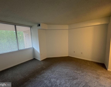 10101 Grosvenor Place - Photo Thumbnail 3