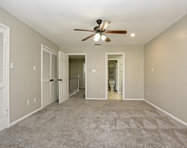 641 W 31st 1/2 St - Photo Thumbnail 3