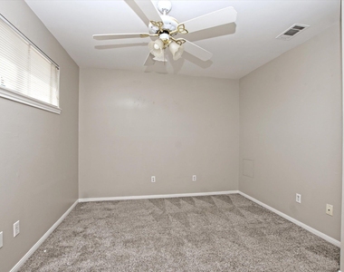 641 W 31st 1/2 St - Photo Thumbnail 13