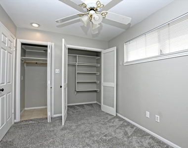 641 W 31st 1/2 St - Photo Thumbnail 32