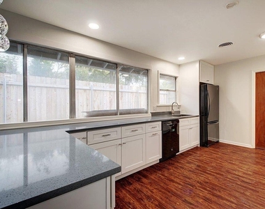 6108 Cherrylawn Cir - Photo Thumbnail 5