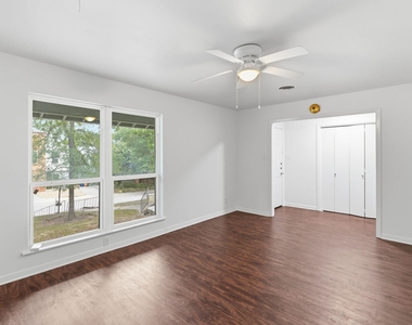6108 Cherrylawn Cir - Photo Thumbnail 11