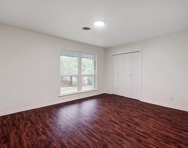6108 Cherrylawn Cir - Photo Thumbnail 11