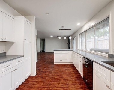 6108 Cherrylawn Cir - Photo Thumbnail 6