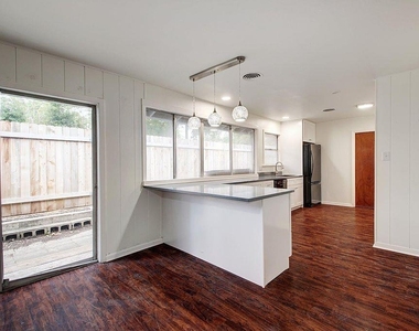 6108 Cherrylawn Cir - Photo Thumbnail 8