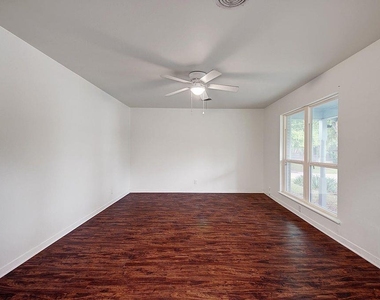 6108 Cherrylawn Cir - Photo Thumbnail 3