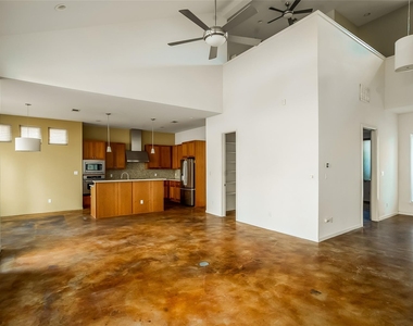 714 W Monroe St - Photo Thumbnail 2