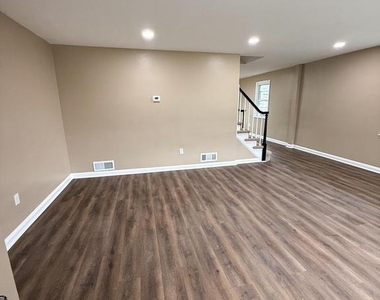 6101 Edlynne Road - Photo Thumbnail 3