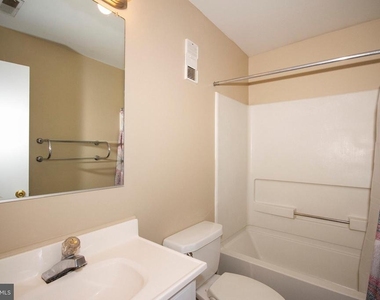 10 Lee Street W - Photo Thumbnail 16