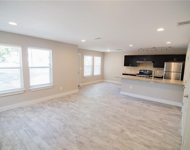 11901 Alpheus Ave - Photo Thumbnail 5