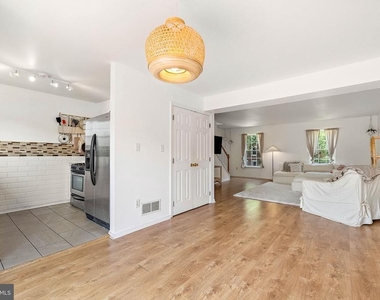 906 Gray Street - Photo Thumbnail 4