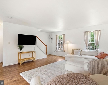 906 Gray Street - Photo Thumbnail 8