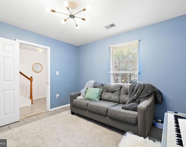 906 Gray Street - Photo Thumbnail 2