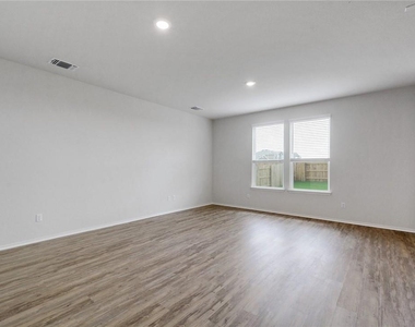 121 Nettletree Dr - Photo Thumbnail 4