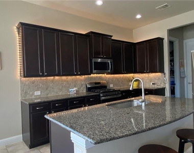 2905 Waterson St - Photo Thumbnail 15