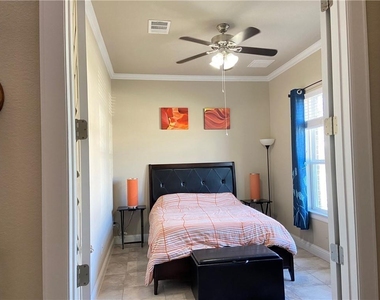 2905 Waterson St - Photo Thumbnail 7