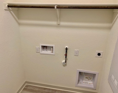 10210 Criswell Rd - Photo Thumbnail 12