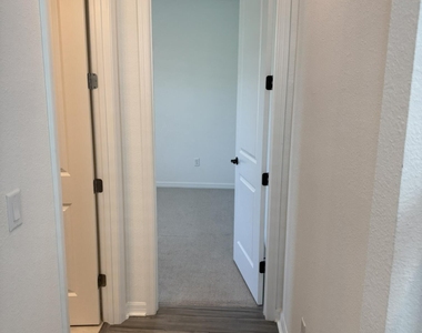236 Hawthorn Park Circle - Photo Thumbnail 20