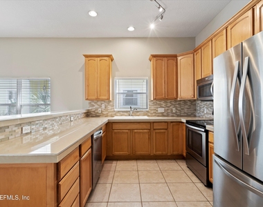819 6th Avenue S - Photo Thumbnail 3