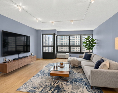 30 E Huron Street - Photo Thumbnail 4