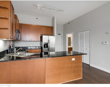 230 W Division Street - Photo Thumbnail 6