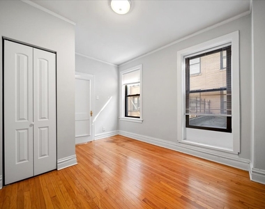 639 W Roscoe Street - Photo Thumbnail 2