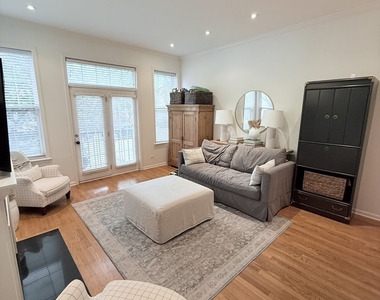 1822 N Sheffield Avenue - Photo Thumbnail 2