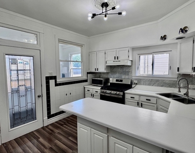2047 N Lavergne Avenue - Photo Thumbnail 9